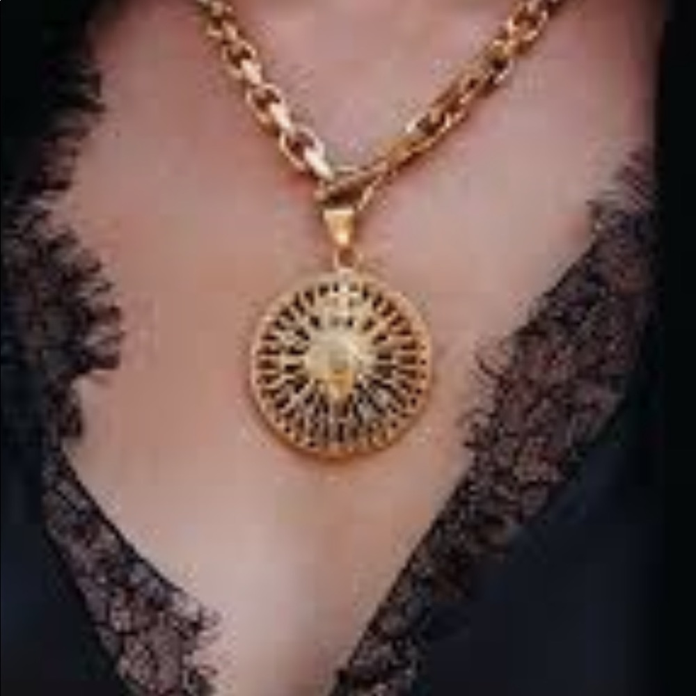 VICI BRACA share the love compass necklace.